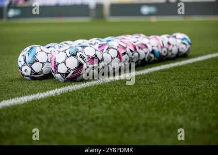 Haderslev, Dänemark. Oktober 2024. Match Balls von Select sind bereit für das dänische 3F Superliga-Spiel zwischen Sonderjyske und FC Nordsjaelland im Sydbank Park in Haderslev. Quelle: Gonzales Photo/Alamy Live News Stockfoto