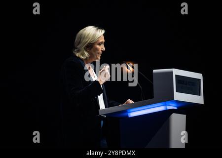 Nizza, Frankreich. Oktober 2024. Rassemblement National (nationale Rallye) die Präsidentin der RN-Fraktion Marine Le Pen hält eine Rede während eines Treffens in Nizza, Südfrankreich, am 6. Oktober 2024. Foto: Laurent Coust/ABACAPRESS. COM Credit: Abaca Press/Alamy Live News Stockfoto