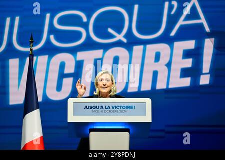 Nizza, Frankreich. Oktober 2024. Rassemblement National (nationale Rallye) die Präsidentin der RN-Fraktion Marine Le Pen hält eine Rede während eines Treffens in Nizza, Südfrankreich, am 6. Oktober 2024. Foto: Laurent Coust/ABACAPRESS. COM Credit: Abaca Press/Alamy Live News Stockfoto