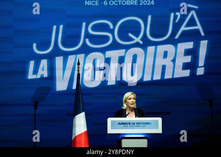 Nizza, Frankreich. Oktober 2024. Rassemblement National (nationale Rallye) die Präsidentin der RN-Fraktion Marine Le Pen hält eine Rede während eines Treffens in Nizza, Südfrankreich, am 6. Oktober 2024. Foto: Laurent Coust/ABACAPRESS. COM Credit: Abaca Press/Alamy Live News Stockfoto