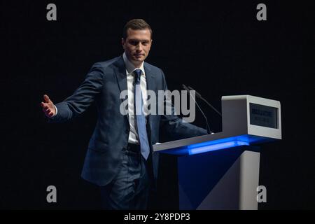 Nizza, Frankreich. Oktober 2024. Der Präsident der rechtsextremen französischen Rassemblement National (National Rally) RN-Partei und leitender Abgeordneter Jordan Bardella hält eine Rede während eines Treffens in Nizza, Südfrankreich, am 6. Oktober 2024. Foto: Laurent Coust/ABACAPRESS. COM Credit: Abaca Press/Alamy Live News Stockfoto