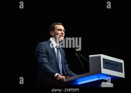 Nizza, Frankreich. Oktober 2024. Der Präsident der rechtsextremen französischen Rassemblement National (National Rally) RN-Partei und leitender Abgeordneter Jordan Bardella hält eine Rede während eines Treffens in Nizza, Südfrankreich, am 6. Oktober 2024. Foto: Laurent Coust/ABACAPRESS. COM Credit: Abaca Press/Alamy Live News Stockfoto