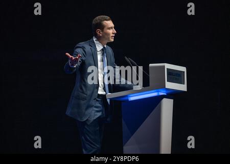 Nizza, Frankreich. Oktober 2024. Der Präsident der rechtsextremen französischen Rassemblement National (National Rally) RN-Partei und leitender Abgeordneter Jordan Bardella hält eine Rede während eines Treffens in Nizza, Südfrankreich, am 6. Oktober 2024. Foto: Laurent Coust/ABACAPRESS. COM Credit: Abaca Press/Alamy Live News Stockfoto