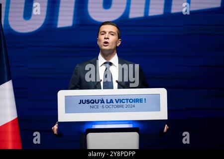 Nizza, Frankreich. Oktober 2024. Der Präsident der rechtsextremen französischen Rassemblement National (National Rally) RN-Partei und leitender Abgeordneter Jordan Bardella hält eine Rede während eines Treffens in Nizza, Südfrankreich, am 6. Oktober 2024. Foto: Laurent Coust/ABACAPRESS. COM Credit: Abaca Press/Alamy Live News Stockfoto