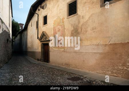 Außenwand des Klosters Monastero Delle Benedettine Di Santa Grata auf der Straße Via Arena in der Oberstadt (Citta Alta) von Bergamo, Italien. Stockfoto