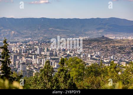 Tiflis, Georgien - 17. August 2024: Panoramablick auf die Stadt Tiflis, die Hauptstadt Georgiens. Stockfoto