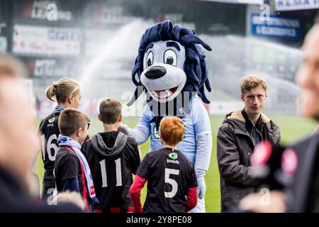 Haderslev, Dänemark. Oktober 2024. Das Match-Maskottchen Absalon von Sonderjyske beim dänischen 3F Superliga-Spiel zwischen Sonderjyske und FC Nordsjaelland im Sydbank Park in Haderslev. Quelle: Gonzales Photo/Alamy Live News Stockfoto