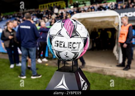 Haderslev, Dänemark. Oktober 2024. Der Match Ball von Select ist bereit für das dänische 3F Superliga-Spiel zwischen Sonderjyske und FC Nordsjaelland im Sydbank Park in Haderslev. Quelle: Gonzales Photo/Alamy Live News Stockfoto