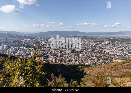 Tiflis, Georgien - 17. August 2024: Panoramablick auf die Stadt Tiflis, die Hauptstadt Georgiens. Stockfoto