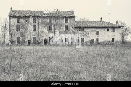 Vergessen in der Ebene, 2017. Verlassenes Bauernhaus im unteren Potal, Portonovo, Gemeinde Medicina, Emilia-Romagna; Italien, Stockfoto