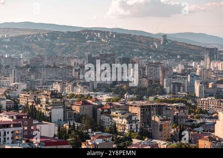 Tiflis, Georgien - 17. August 2024: Panoramablick auf die Stadt Tiflis, die Hauptstadt Georgiens. Stockfoto