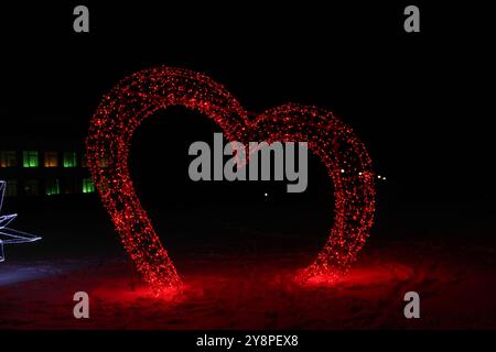 Christmas Neon Figur Red Heart on the Street. Straßenfiguren zu Weihnachten. Stockfoto