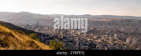 Tiflis, Georgien - 17. August 2024: Panoramablick auf die Stadt Tiflis, die Hauptstadt Georgiens. Stockfoto