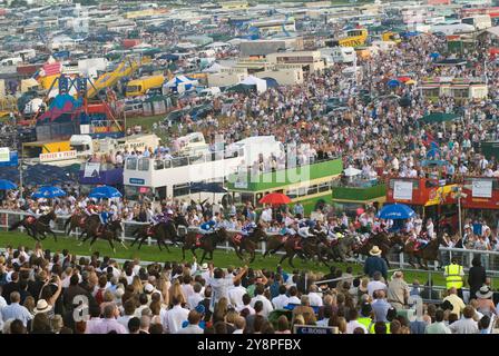 Epsom Derby ein allgemeiner Blick auf Menschenmassen, Zuschauer, die ihr Pferd anfeuern, während die Läufer ins Ziel kommen. Derby Day, Epsom Downs. Das Derby-Pferderennen. Blick auf die Menge „on the Hill“, die billigere, nicht zahlende Standseite der Rennstrecke. Epsom Downs, Surrey, England. Juni 2007 2000, Großbritannien HOMER SYKES Stockfoto