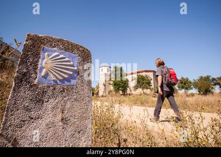 Kirche von San Esteban in Villambistia Dorf auf dem Weg von St. James, Burgos, Spanien Stockfoto