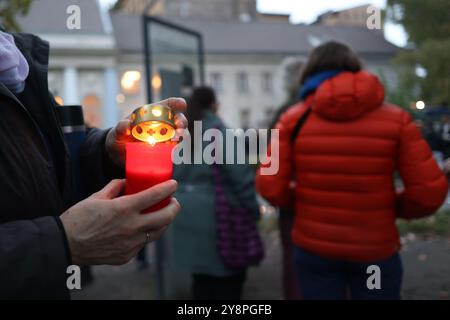 Berlin, Deutschland. Oktober 2024. Kerzen werden an der Mahnwache „Wir stehen an Ihrer Seite, Mahnwache zum Schutz des jüdischen Lebens“ vor der Kreuzberger Synagoge am Fraenkelufer angezündet. Quelle: Jörg Carstensen/dpa/Alamy Live News Stockfoto