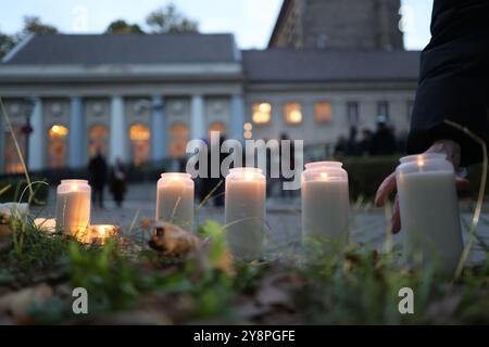 Berlin, Deutschland. Oktober 2024. Kerzen werden an der Mahnwache „Wir stehen an Ihrer Seite, Mahnwache zum Schutz des jüdischen Lebens“ vor der Kreuzberger Synagoge am Fraenkelufer angezündet. Quelle: Jörg Carstensen/dpa/Alamy Live News Stockfoto