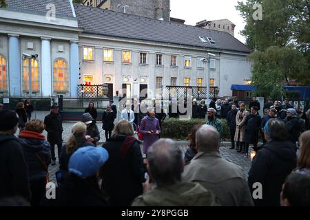 Berlin, Deutschland. Oktober 2024. Teilnehmer der Mahnwache „Wir stehen an Ihrer Seite, Mahnwache zum Schutz des jüdischen Lebens“ stehen vor der Kreuzberger Synagoge am Fraenkelufer. Quelle: Jörg Carstensen/dpa/Alamy Live News Stockfoto