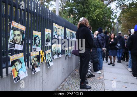 Berlin, Deutschland. Oktober 2024. Teilnehmer der Mahnwache „Wir stehen an Ihrer Seite, Mahnwache zum Schutz des jüdischen Lebens“ stehen vor der Kreuzberger Synagoge am Fraenkelufer. Quelle: Jörg Carstensen/dpa/Alamy Live News Stockfoto