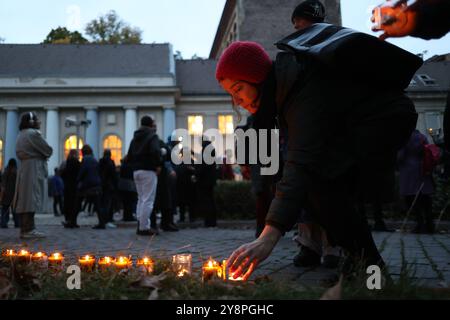 Berlin, Deutschland. Oktober 2024. Vor der Kreuzberger Synagoge am Fraenkelufer stehen Kerzen bei der Mahnwache „Wir stehen an deiner Seite, Mahnwache zum Schutz des jüdischen Lebens“. Quelle: Jörg Carstensen/dpa/Alamy Live News Stockfoto