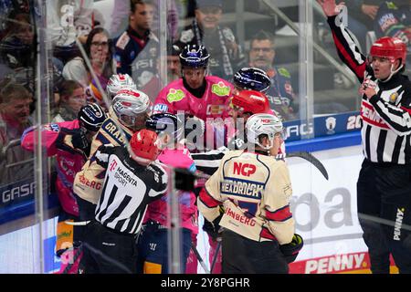 Berlin, Deutschland. Oktober 2024. Rangelei, GER, Eisbaeren Berlin vs. Nürnberg Ice Tigers, Eishockey Herren, Deutsche Eishockey Liga, Saison 2024/2025, 7. Spieltag, 06.10.2024. Foto: Eibner-Pressefoto/ Claudius Rauch Credit: dpa/Alamy Live News Stockfoto