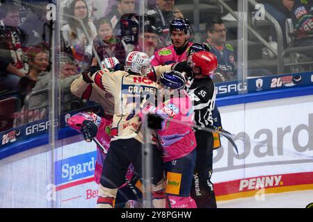 Berlin, Deutschland. Oktober 2024. Rangelei, GER, Eisbaeren Berlin vs. Nürnberg Ice Tigers, Eishockey Herren, Deutsche Eishockey Liga, Saison 2024/2025, 7. Spieltag, 06.10.2024. Foto: Eibner-Pressefoto/ Claudius Rauch Credit: dpa/Alamy Live News Stockfoto