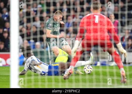 Tottenham Hotspurs Dejan Kulusevski (Mitte) versucht im American Express Stadium in Brighton einen Torschuss im Premier League-Spiel. Bilddatum: Sonntag, 6. Oktober 2024. Stockfoto