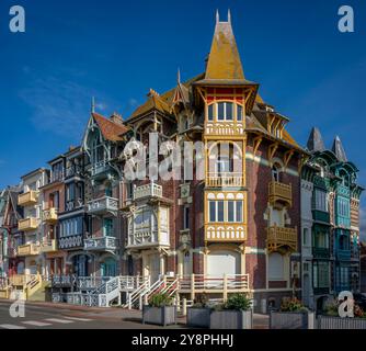 MERS-Les-Bains, Frankreich - 09 16 2024: Blick auf eine typische farbenfrohe Villa mit vertikaler Küstenarchitektur Stockfoto