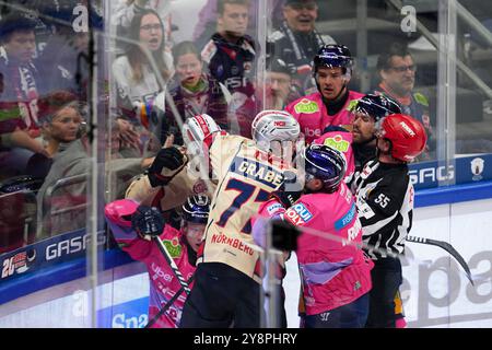 Berlin, Deutschland. Oktober 2024. Rangelei, GER, Eisbaeren Berlin vs. Nürnberg Ice Tigers, Eishockey Herren, Deutsche Eishockey Liga, Saison 2024/2025, 7. Spieltag, 06.10.2024. Foto: Eibner-Pressefoto/ Claudius Rauch Credit: dpa/Alamy Live News Stockfoto