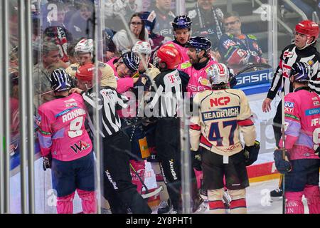 Berlin, Deutschland. Oktober 2024. Rangelei, GER, Eisbaeren Berlin vs. Nürnberg Ice Tigers, Eishockey Herren, Deutsche Eishockey Liga, Saison 2024/2025, 7. Spieltag, 06.10.2024. Foto: Eibner-Pressefoto/ Claudius Rauch Credit: dpa/Alamy Live News Stockfoto