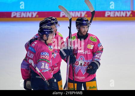 Berlin, Deutschland. Oktober 2024. Eisbaeren Berlin jubeln, GER, Eisbaeren Berlin vs. Nürnberg Ice Tigers, Eishockey Herren, Deutsche Eishockey Liga, Saison 2024/2025, 7. Spieltag, 06.10.2024. Foto: Eibner-Pressefoto/ Claudius Rauch Credit: dpa/Alamy Live News Stockfoto