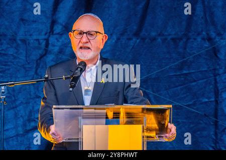 London, Großbritannien. Oktober 2024. Henry Grunwald OBE KC erklärt die Bedeutung von 23 Kerzen und Lichtern, die erste - erinnert an den 7. Oktober 2023, eine gemeinschaftliche Gedenkveranstaltung am Reformerbaum im Hyde Park, um an die Toten und Gefangenen des Hamas-Angriffs auf Israel zu erinnern und darüber nachzudenken. Organisiert vom Board of Deputies of British Jews, dem Jewish Leadership council und vielen anderen pro-jüdischen und pro-israelischen Gruppen. Guy Bell/Alamy Live News Stockfoto