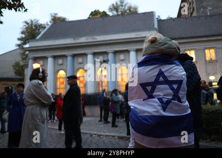 Berlin, Deutschland. Oktober 2024. Teilnehmer der Mahnwache „Wir stehen an Ihrer Seite, Mahnwache zum Schutz des jüdischen Lebens“ stehen vor der Kreuzberger Synagoge am Fraenkelufer. Quelle: Jörg Carstensen/dpa/Alamy Live News Stockfoto