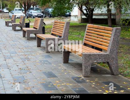 Woronesch, Russland - 01. November 2023: Eine Reihe von Bänken am Rande der Fußgängerzone, Begovaya Straße, Woronesch Stadt Stockfoto