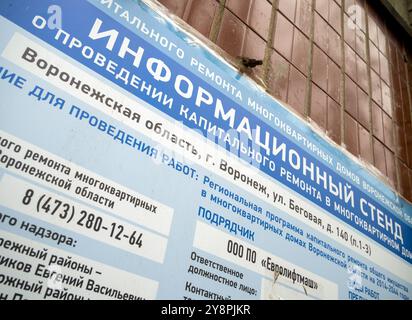 Voronezh, Russland - 01. November 2023: Informationsstand über größere Renovierungen in einem Wohngebäude in Woronesch Stockfoto