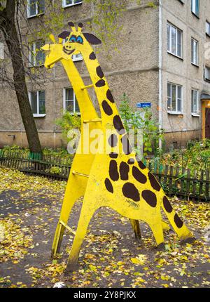 Woronesch, Russland - 1. November 2023: Kinderrutsche in Form einer Metallgiraffe Stockfoto