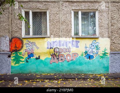 Woronesch, Russland - 01. November 2023: Zeichnung an der Wand des Hauses „Love your yard“, Nowgorodskaja Straße, Woronesch. Übersetzung der Inscriptio Stockfoto