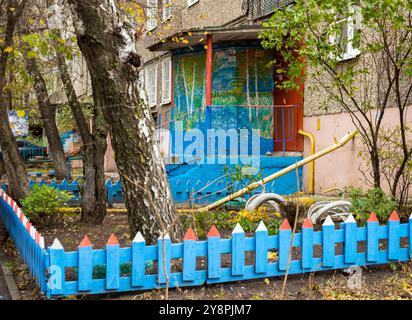Woronesch, Russland - 01. November 2023: Landschaftsgestaltung des Hofes und des Eingangs durch die Bewohner eines mehrstöckigen Gebäudes, Nowgorodskaja Straße, Woronesch Stockfoto