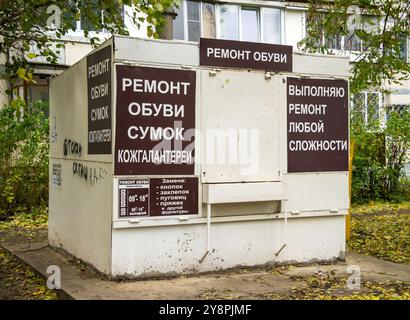 Woronezh, Russland – 01. November 2023: Geschlossener Kiosk „Schuhreparatur“ Stockfoto