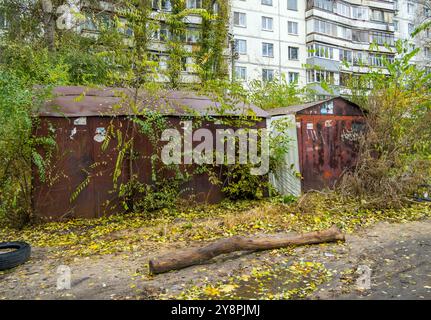 Woronesch, Russland - 01. November 2023: Alte verlassene Metallgaragen im Innenhof eines Hauses Stockfoto