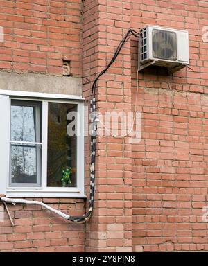 Woronesch, Russland - 01. November 2023: Installation einer Klimaanlage unter Verstoß gegen die Rohrleitungstechnologie Stockfoto