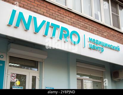 Woronesch, Russland - 01. November 2023: Schild „Invitro Medical Center“ Stockfoto