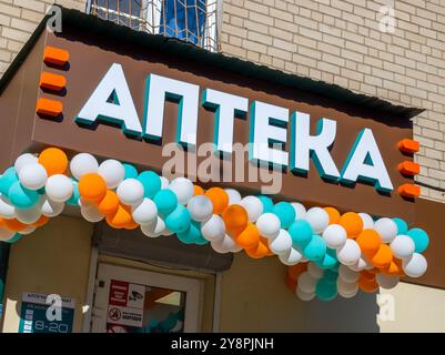 Woronesch, Russland - 01. November 2023: Feierliche Dekoration des neuen Apothekenzeichens. Übersetzung der Inschrift: „Apotheke“ Stockfoto
