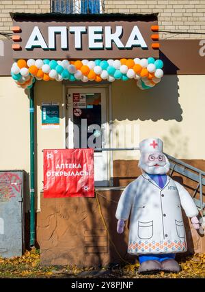 Woronesch, Russland - 01. November 2023: Feierliche Eröffnung einer neuen Apotheke. Übersetzung der Inschrift: „Apotheke“ Stockfoto