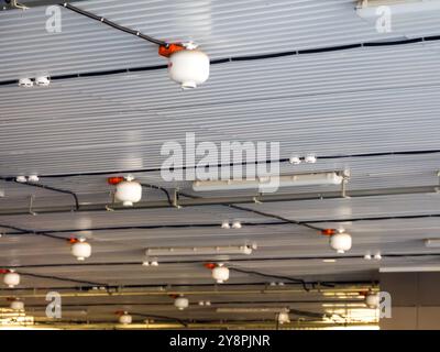 Woronesch, Russland - 01. November 2023: Die Decke eines Parkplatzes ist mit einer automatischen Feuerlöschanlage ausgestattet Stockfoto