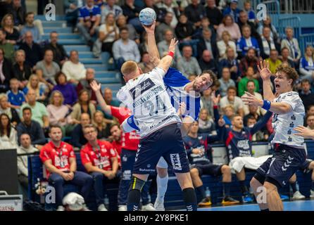 Gummersbach, Deutschland. Oktober 2024. Kentin Mahe (VfL Gummersbach, Nr. 22) wirft, Jim Gottfridsson (SG Flensburg-Handewitt, Nr. 24) geblockt. Handball Daikin HBL Handball Bundesliga, VfL Gummersbach - SG Flensburg-Handewitt, 06.10.2024 Credit: dpa/Alamy Live News Stockfoto