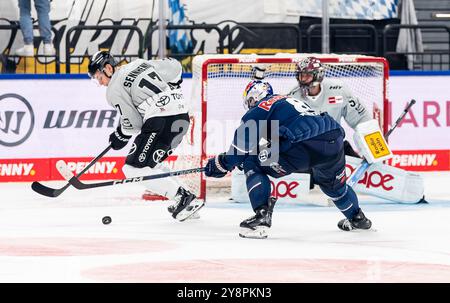 Jan Luca Sennhenn (Koelner Haie, #17) verteidigt gegen Tobias Rieder (EHC Red Bull Muenchen, #8). GER, EHC Red Bull Muenchen gegen Koelner Haie, Eishockey, DEL, 7. Spieltag, Saison 2024/2025, 06.10.2024. Foto: Eibner-Pressefoto/Franz Feiner Stockfoto