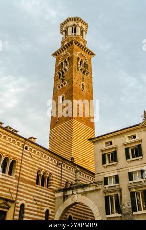 Lamberti-Turm, Teil des Palazzo della Ragione, auf der Piazza Signori in Verona, Italien Stockfoto