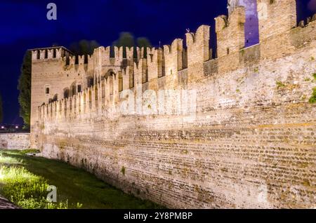 Blick auf Castelvecchio, alias Scaliger Castle, Wahrzeichen in Verona, Italien Stockfoto