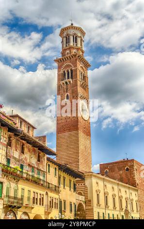 Lamberti-Turm, Teil des Palazzo della Ragione, auf der Piazza Signori in Verona, Italien Stockfoto